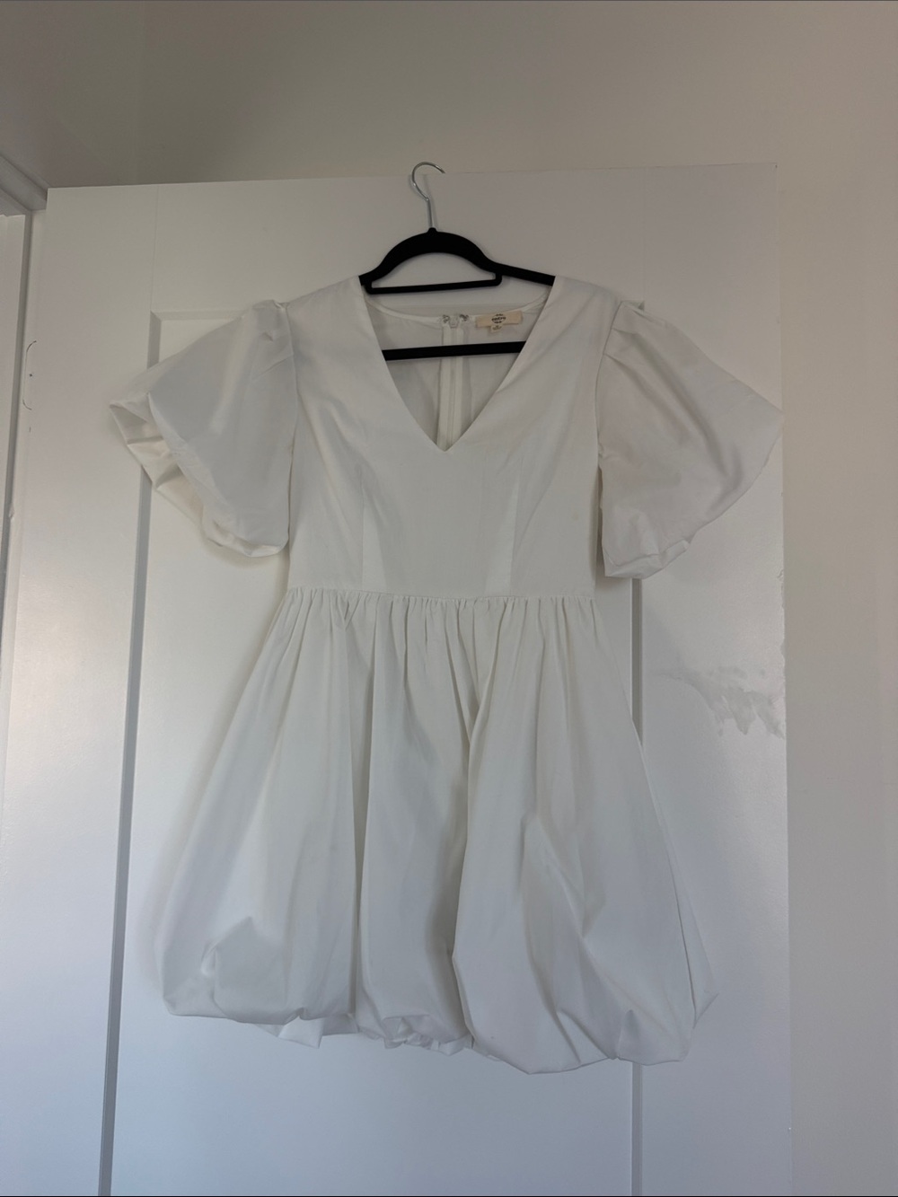 entro White Puff Sleeve V-Neck Bubble Hem Dress